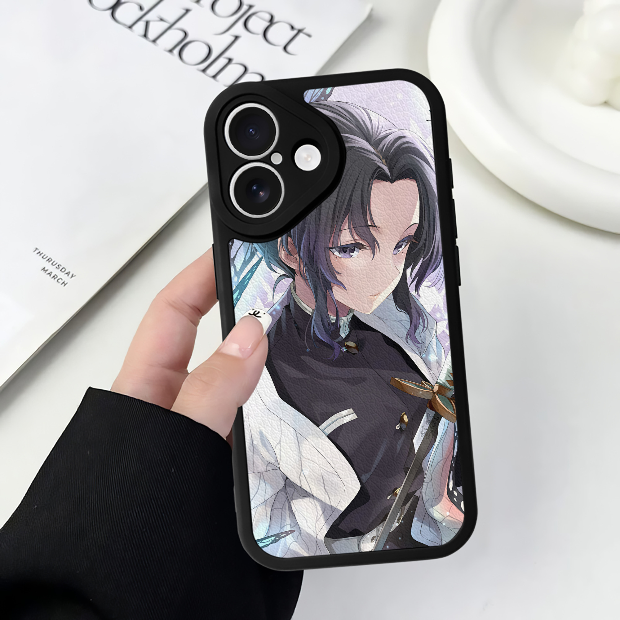 （画像用） 鬼滅の刃（きめつのやいば）蟲柱-胡蝶 しのぶ／こちょう しのぶ Kochou Shinobu 【iPhone 16シリーズ対応】シリコンスマホケース（レザー調） 材質：シリコン